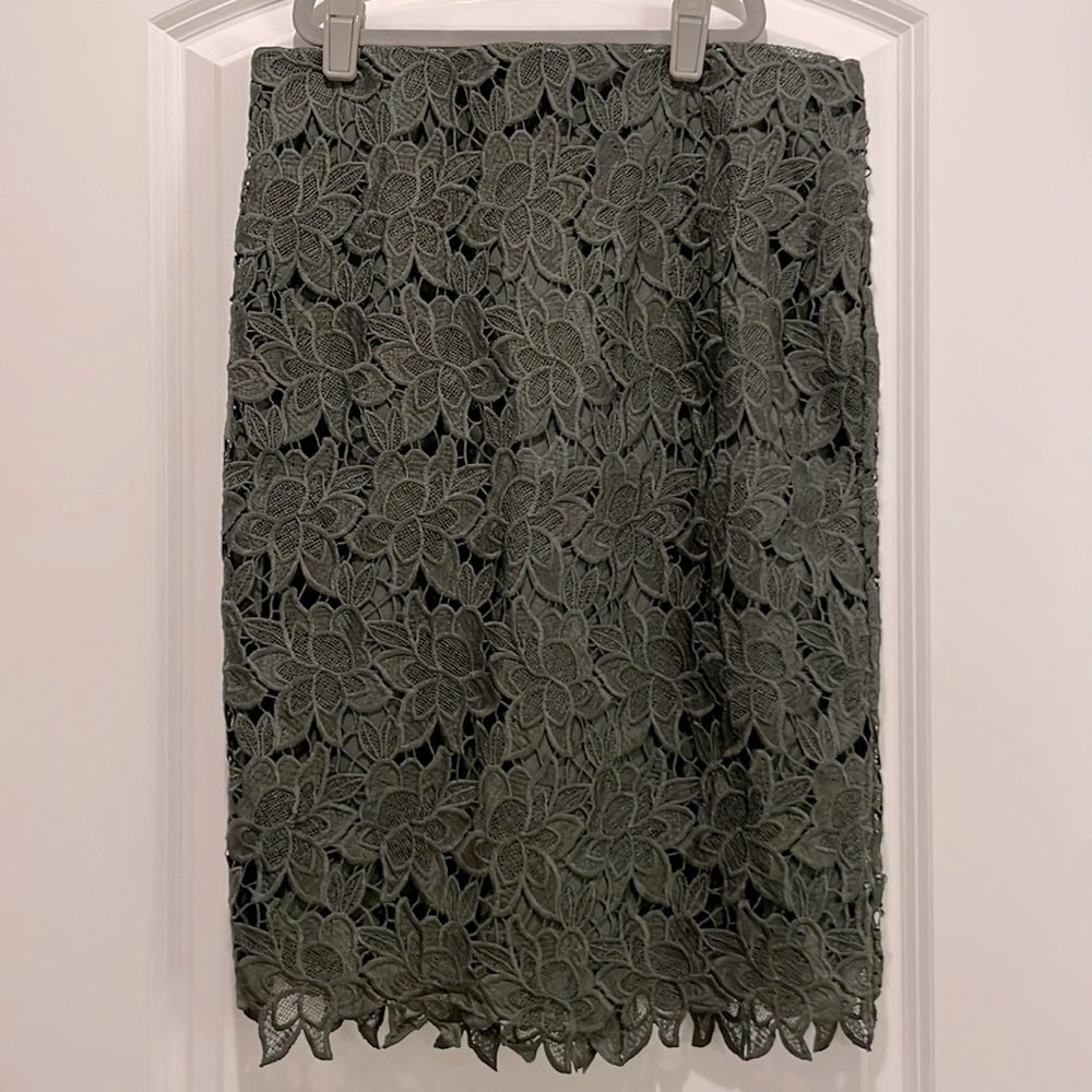 Ann Taylor fitted skirt in Olive. Size 4